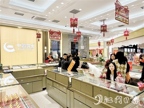 小克重黄金首饰、黄金贴片等“轻量化”产品受年轻消费者青睐。