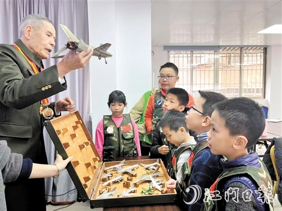 孩子们听老兵讲述国防重器的故事。