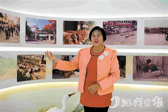 李凤连随编随唱大鳌咸水歌。