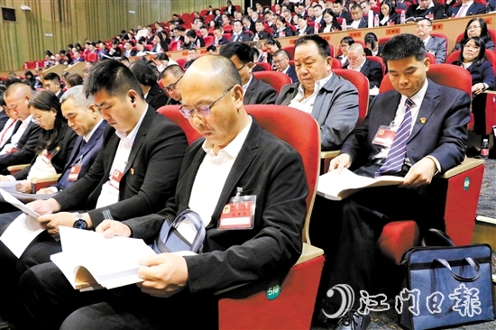 来自各条战线的人大代表、政协委员热议鹤山市政府工作报告。