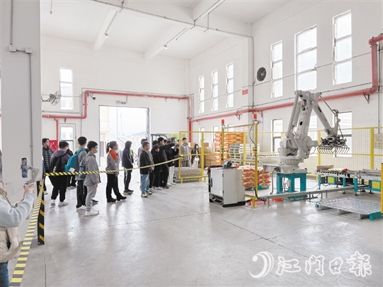 港澳师生亲身了解粮食收储、加工、质检全流程。