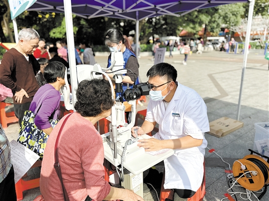 眼科医生为市民进行眼部检查。