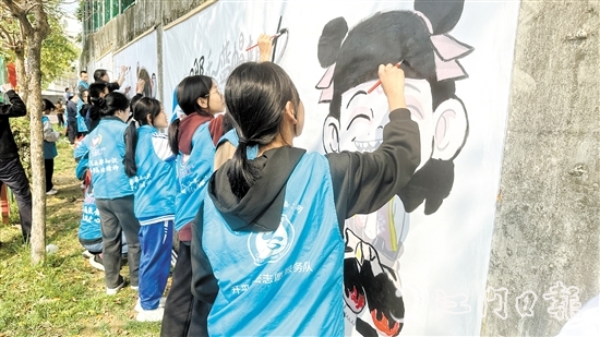 活动现场，大家一起绘制“哪吒”主题墙画。