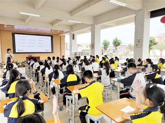 在彭璐茵的带领下，同学们快乐地学习写作方法和技巧，课堂气氛热烈，欢声笑语不断。