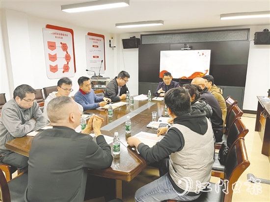 斗山镇迅速组织司法所、农办、规划办、国土所、派出所、综合行政执法部门等召开分析研判会议。