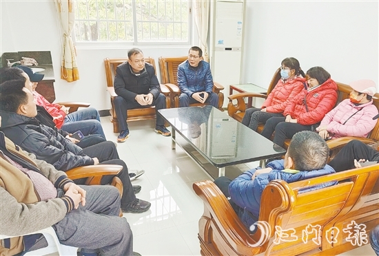 余以硕（中间蓝衣者）长期奔走在基层调解一线，与群众交流谈心。