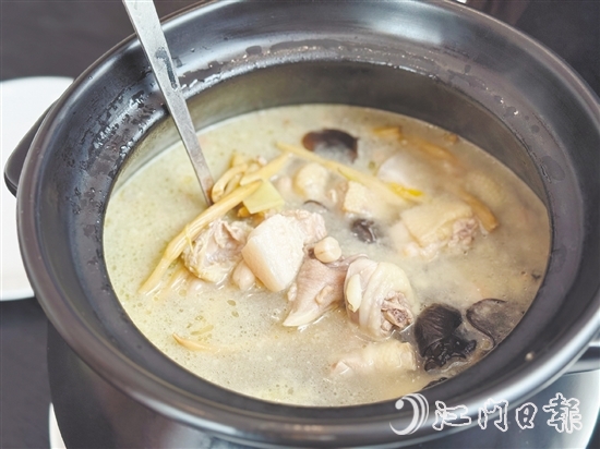 三合煮鸡酒是台山的一道传统名菜。