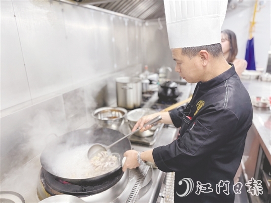 厨师严格精选原材料，确保每一道菜品都是选用新鲜地道的食材。