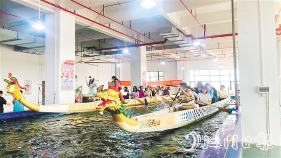 粤港澳大湾区百家旅行社代表亲身体验划龙舟。