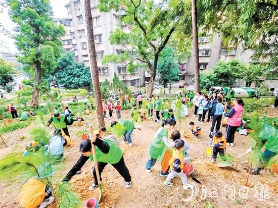 随着“三项清单”的推进，社区居民更积极参与志愿服务，共同扮靓社区环境。