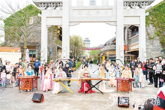 江门古劳水乡旅游区民乐演出以“移步换景”的形式融入水乡。
