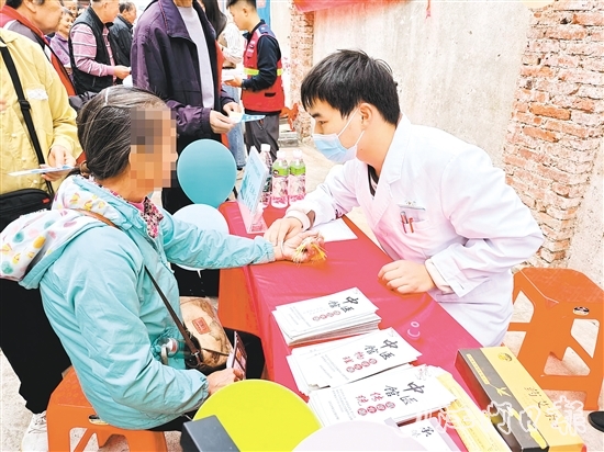 墟镇社区不定期开设“中医集市”，为长者提供中医义诊、健康咨询、养生讲座等服务。