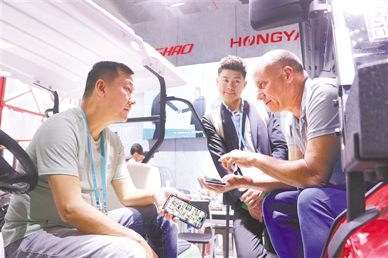 在江门鸿雅科技有限公司展位现场,来自美国迈阿密的客商正积极与企业商讨合作方式。刘淑君 在江门鸿雅科技有限公司展位现场,来自美国迈阿密的客商正积极与企业商讨合作方式。刘淑君