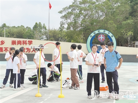 学生们体验操控无人机的乐趣。