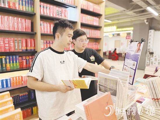台山市推动全民阅读，促进阅读空间遍地开花，让书香氛围日益浓厚。