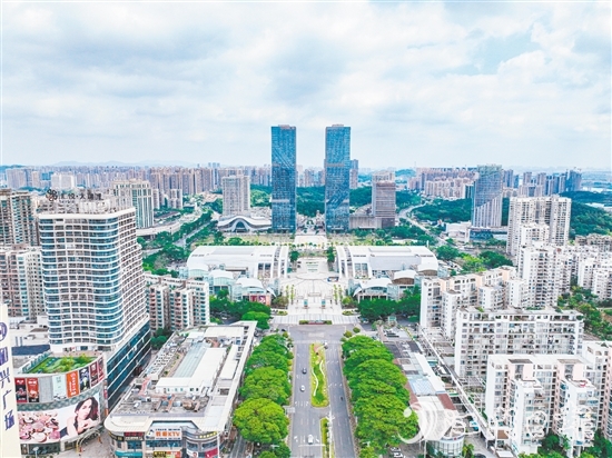 环市街道位于蓬江区中心区域，位于珠三角“1小时商圈”内，交通便利，区位优势明显。图为环五邑华侨广场商圈一带。刘淑君