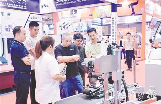 客商向工作人员了解产品。 客商向工作人员了解产品。