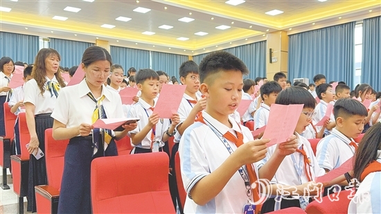 师生齐诵《沁园春·长沙》。