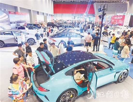 昨日早上，江门五一国际车展现场人气旺。郭永乐