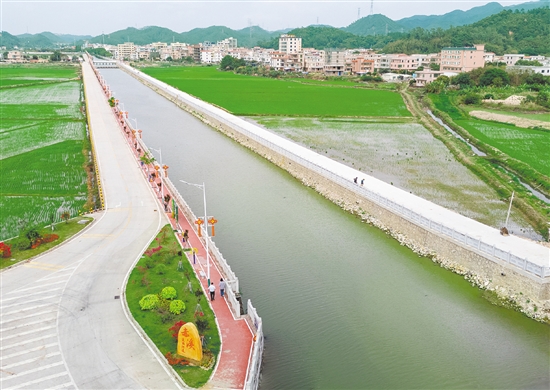 赤溪镇的美丽河道白宵河，连续贯通3公里，河岸建有1.4公里的慢行步道。
