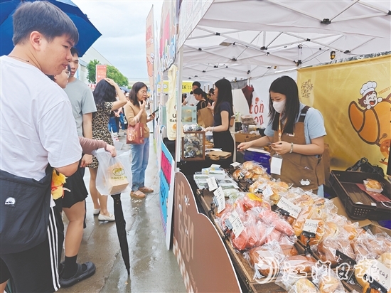 琳琅满目的面包让人食指大动。