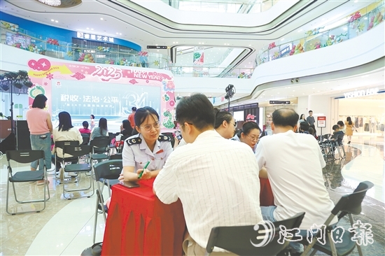 税务干部为市民“一对一”解答疑问。