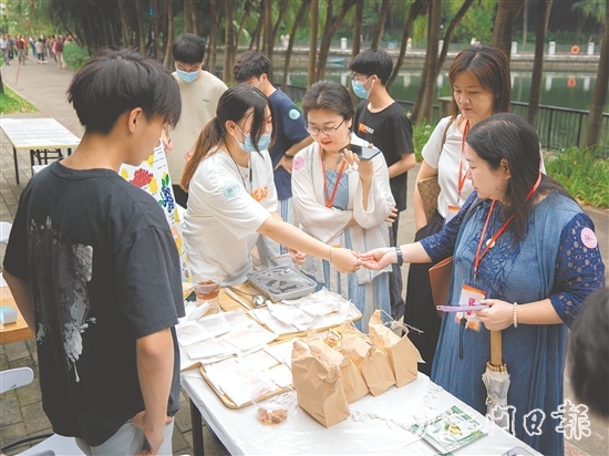 创意十足的糕点吸引不少市民前来品尝和购买。