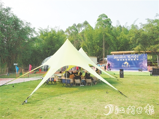 游客在雅瑶镇陈山村御龙星空民宿营地享受假期。