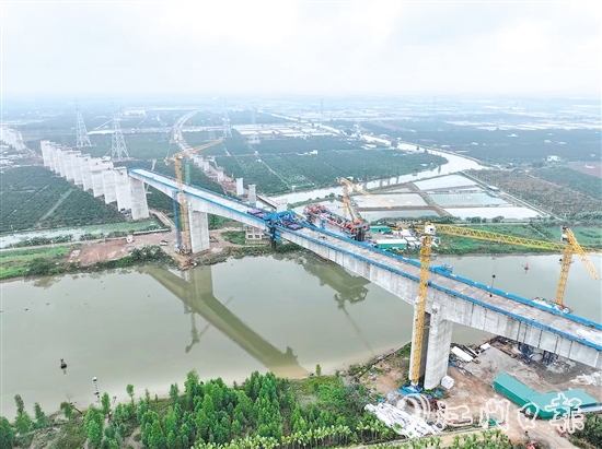珠肇高铁睦洲水道特大桥在进行最后合龙作业。 珠肇高铁睦洲水道特大桥在进行最后合龙作业。