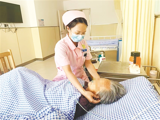 冯嘉颖查看患者的情况。