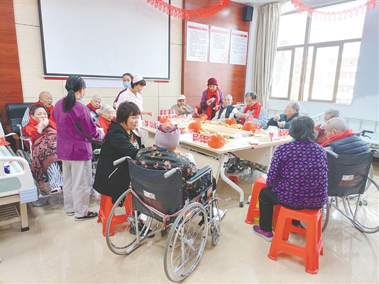 在老年病区生日会上，老人们围坐在一起。