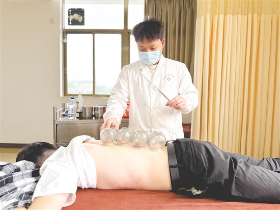中医馆吸引着众多患者慕名而来。