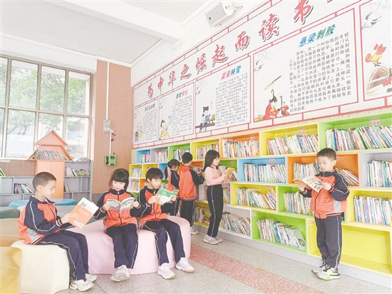 走进恩平市成德小学的德雅书苑，琳琅满目的书籍令人应接不暇。