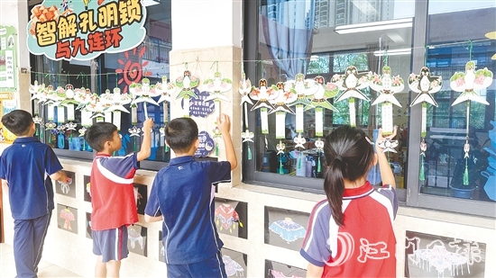 学生在有趣的环境中学习数学知识。
