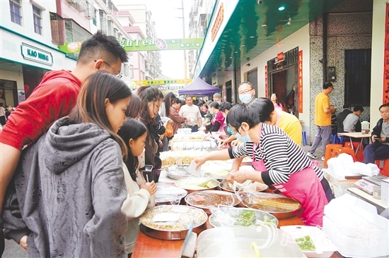 月山“三点三”小吃街内人流如织，热闹非凡。