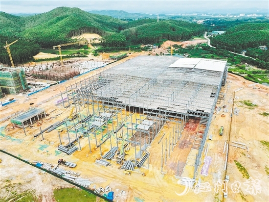 鹤山各大工业园区重点项目建设现场一片火热。图为志格（鹤山）智能家电产业园项目。