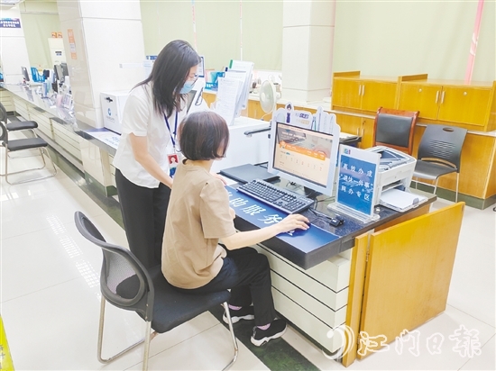 工作人员指导群众在“一件事”网办专区办理业务。 工作人员指导群众在“一件事”网办专区办理业务。