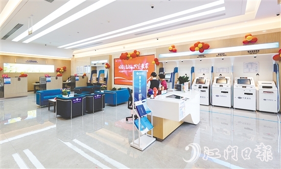 营业厅环境焕然一新，功能分区清晰明确。