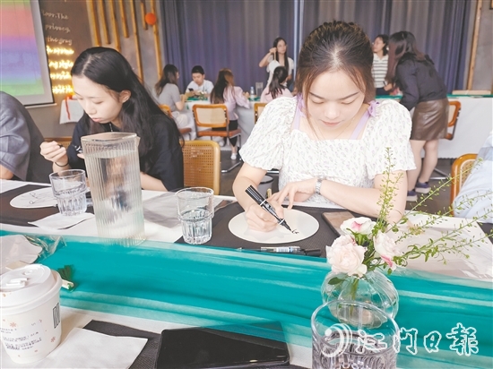 农业银行江门分行组织青年员工制作漆扇。