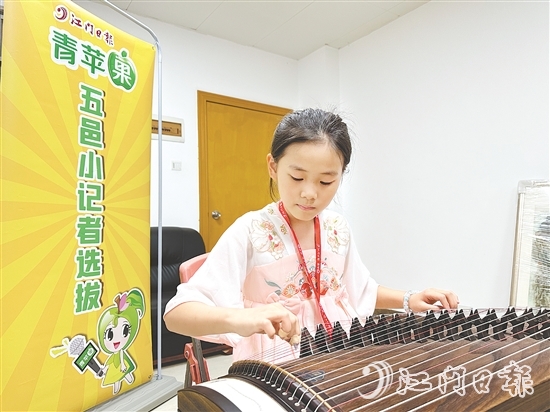 学生自信地展现才艺。