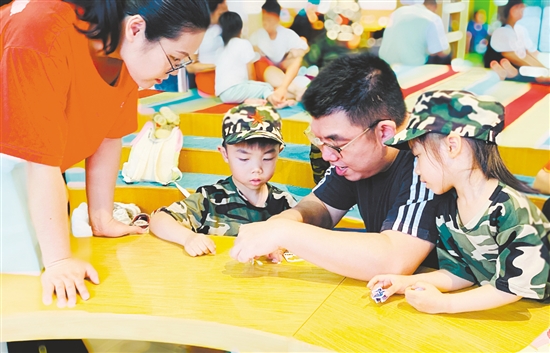 活动中，亲子共同拼接军事武器小拼图。