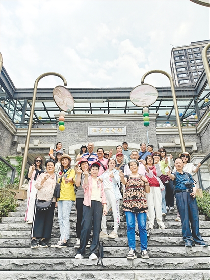 团友们在弹子石老街拍照留念。