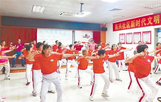 南兴社区新时代文明实践站将传统中医养生功法八段锦与体重管理目标相结合，推出特色八段锦课程，广受居民欢迎。