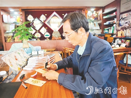 廖惠林使用电烙笔绘制葵艺书签。
