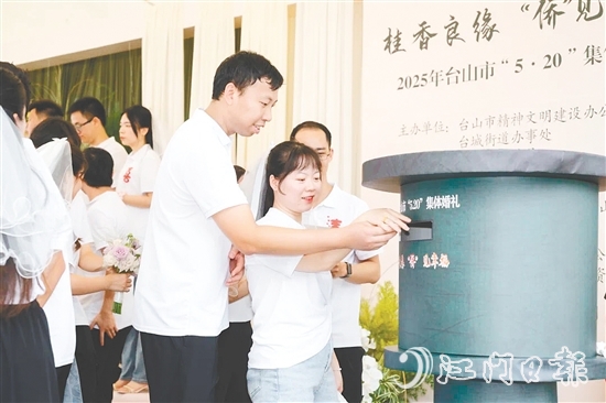 新人们将手写婚书投入邮筒，以信笺为媒，寄寓“执子之手，与子偕老”的承诺。