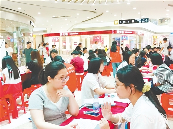 台山市构建“驿站+市场+企业”三位一体服务模式，通过定期举办专场招聘会、开发零工即时对接平台、建立重点企业用工联盟，实现就业服务24小时“不打烊”。