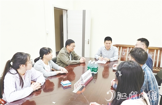 吴文彪（中）整合各方力量资源，努力化解矛盾纠纷。