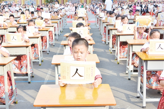 学校定期举办艺术节、书香节等活动。