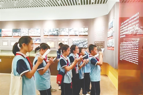 学校组织学生参观博物馆，开展红色文化教育。
