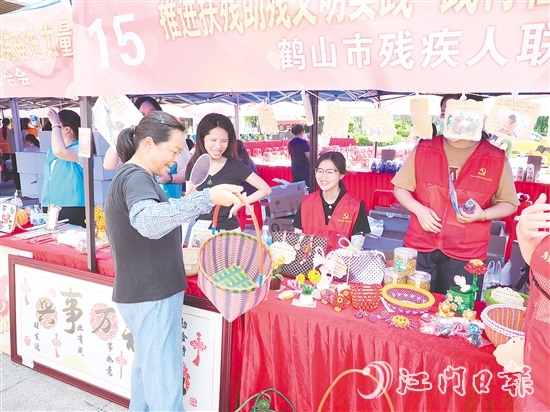 市民选购义卖物品，以实际行动支持公益事业。